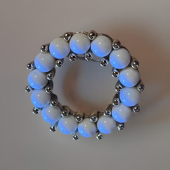 Vtg 1960 Style Marcella Faux Pearl Goldtone Circle Brooch W Goldtone Bead Spacer - Picture 5 of 6